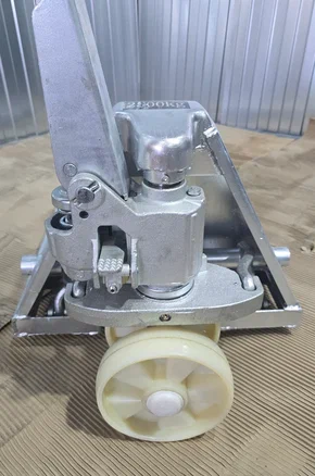 Тележка гидравлическая оцинкованная 2500 кг 1150 мм нейлоновые колеса TOR WH-25G Тележка гидравлическая оцинкованная 2500 кг 1150 мм нейлоновые колеса TOR WH-25G