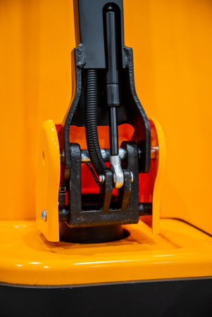 Штабелер самоходный 1,2 т 3,0 м TOR CQDA1230-EL 24/65 В/Ач Штабелер самоходный 1,2 т 3,0 м TOR CQDA1230-EL 24/65 В/Ач