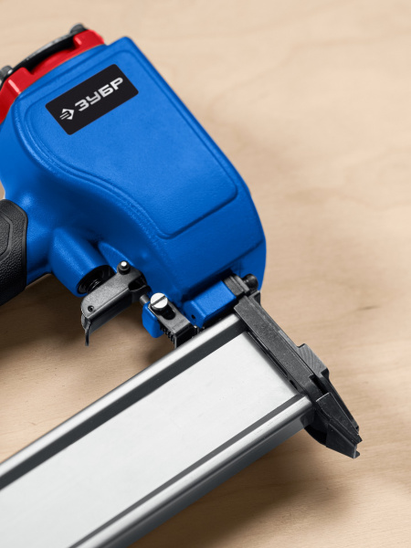 ЗУБР FST-50, пневматический нейлер для гвоздей по бетону и металлу, Профессионал (31943)