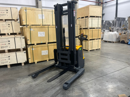 Штабелер самоходный 1,5 т 5,0 м XILIN CTDR15-III Li-ion 24/230 В/Ач раздвижные вилы и опоры