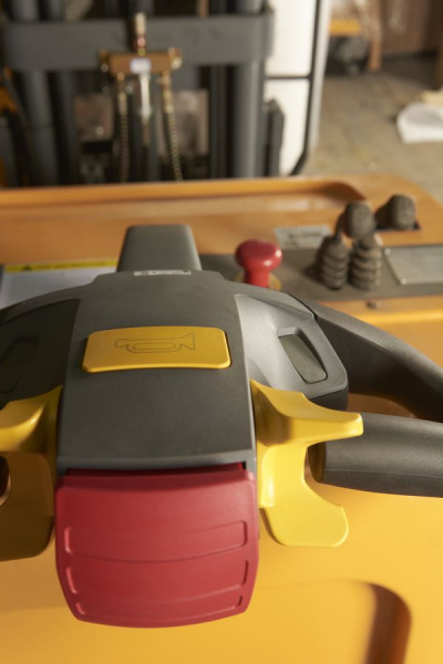 Штабелер самоходный 1,5 т 4,5 м XILIN CPD15R с наклоном мачты и противовесом 24/320 В/Ач Штабелер самоходный 1,5 т 4,5 м XILIN CPD15R с наклоном мачты и противовесом 24/320 В/Ач