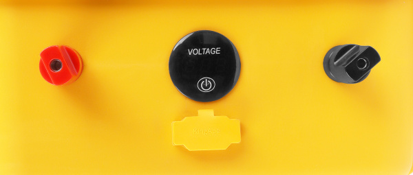 Литий-железо-фосфатный аккумулятор TECHNIK MESSER в защитном кейсе 12В 210Ач 100А с зарядным устройством 25А