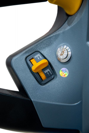 Штабелер самоходный 1,5 т 2,5 м TOR WS15H-2500SC PRO Li-ion 24/60 В/Ач контр. скорости подъема Штабелер самоходный 1,5 т 2,5 м TOR WS15H-2500SC PRO Li-ion 24/60 В/Ач контр. скорости подъема