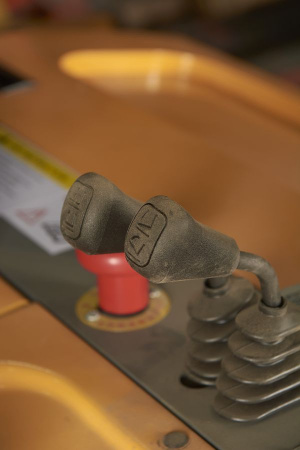 Штабелер самоходный 1,5 т 4,5 м XILIN CPD15R с наклоном мачты и противовесом 24/320 В/Ач Штабелер самоходный 1,5 т 4,5 м XILIN CPD15R с наклоном мачты и противовесом 24/320 В/Ач